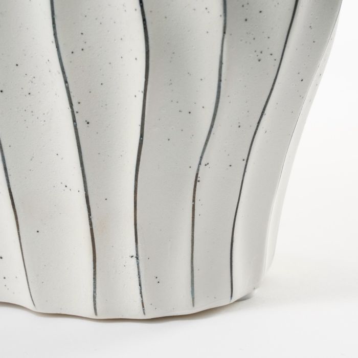 Vase med dekorative streger