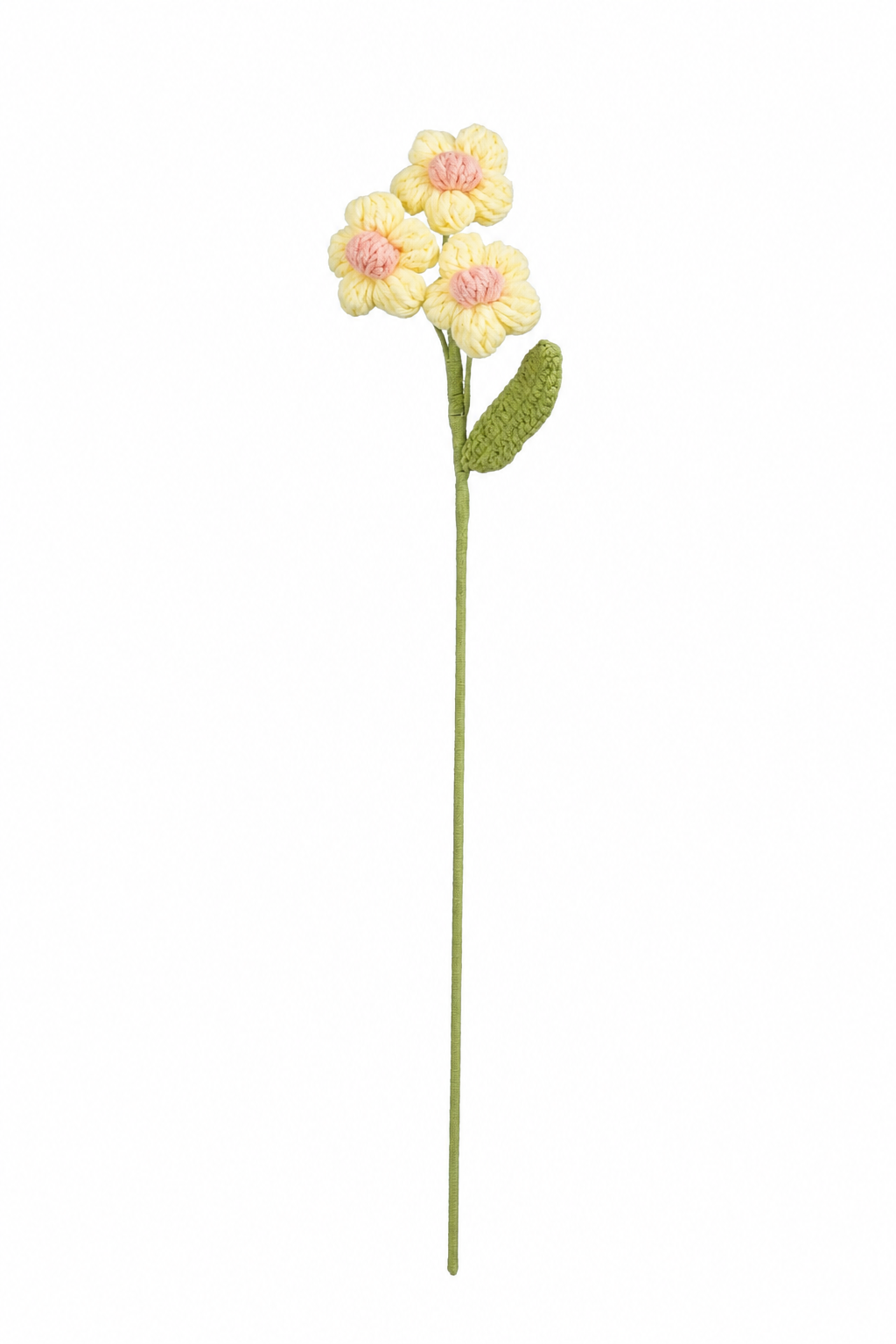 Gul hæklet blomsterstilk med lyserøde detaljer og små margueritlignende blomster