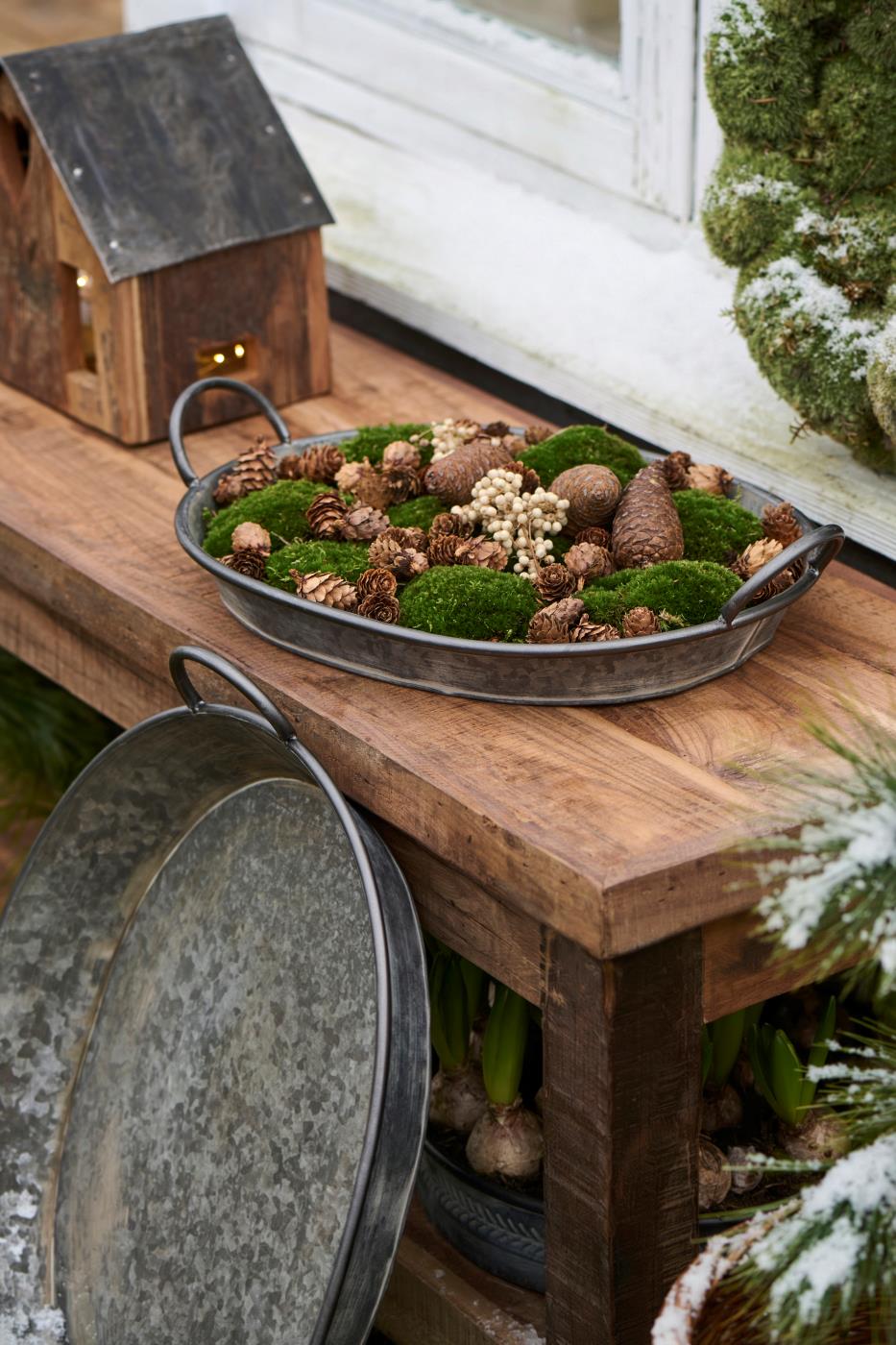 Oval Urban Garden bakke med mos, kogler og naturmaterialer som vinterdekoration på et træbord