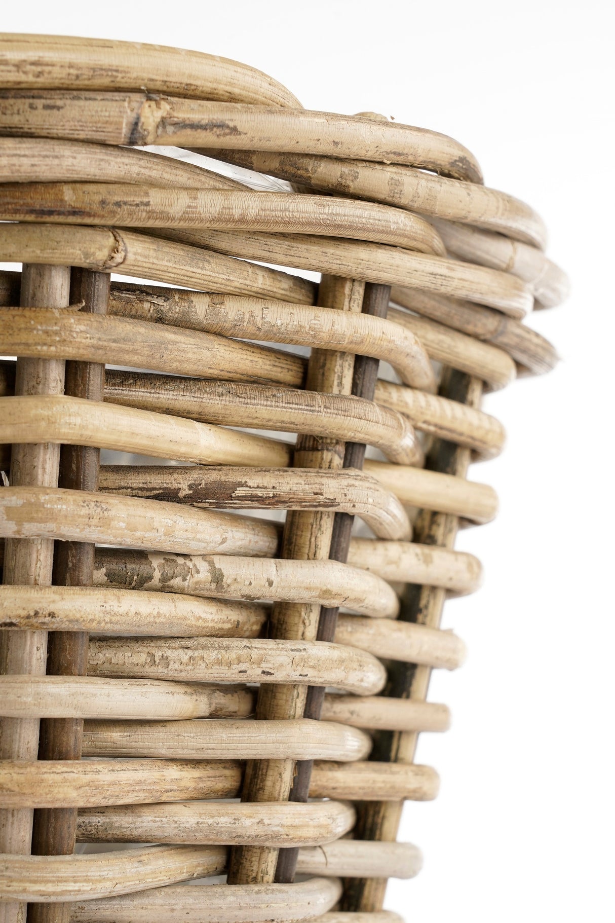 Kanten på Marcia rund kurv i grå rattan med plastinderside