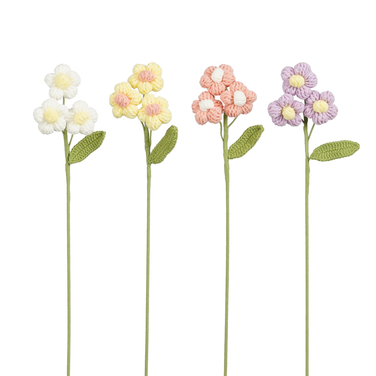 Hæklede blomster med runde kronblade og gul midte i fire farver, hvid, gul, lyserød og lilla