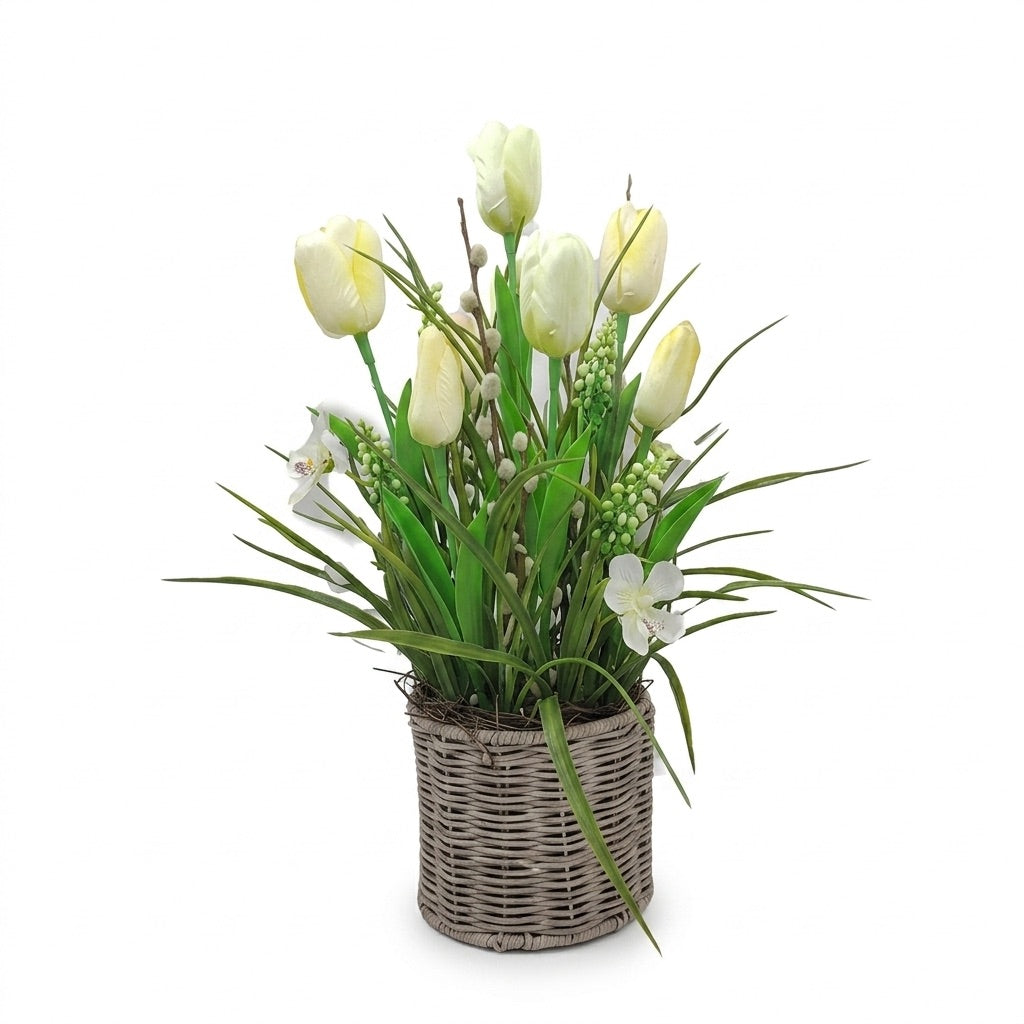 Dekoration med tulipaner i kurv