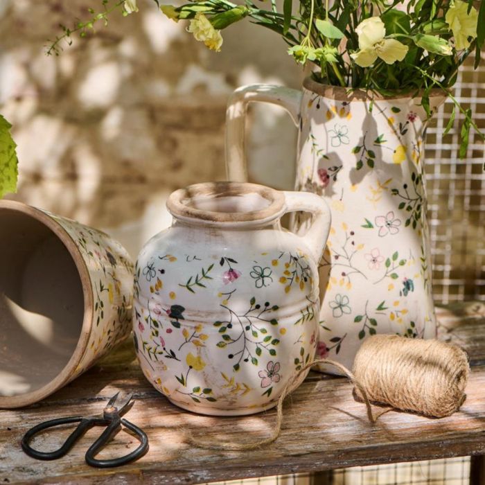 Vase med hank fra Ib Laursens Meadow Blossom-serie på træbænk i solskin