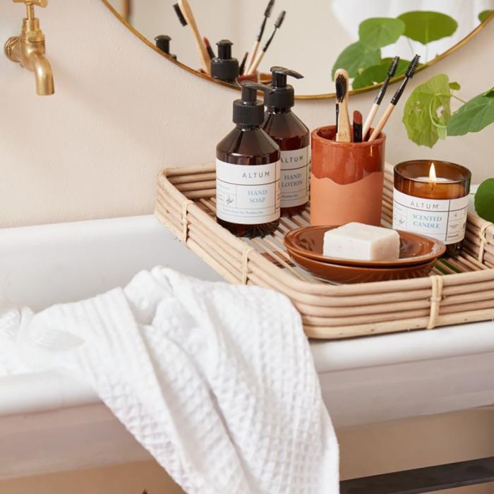 ALTUM Golden Grass håndsæbe 250 ml fra Ib Laursen på bakke over badekar