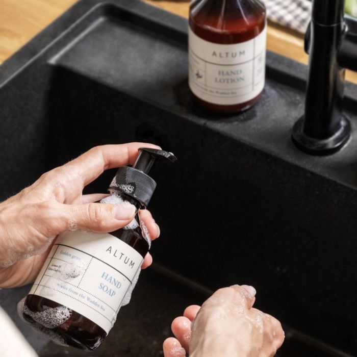 Et par hænder bruger ALTUM Golden Grass håndsæbe 250 ml fra Ib Laursen
