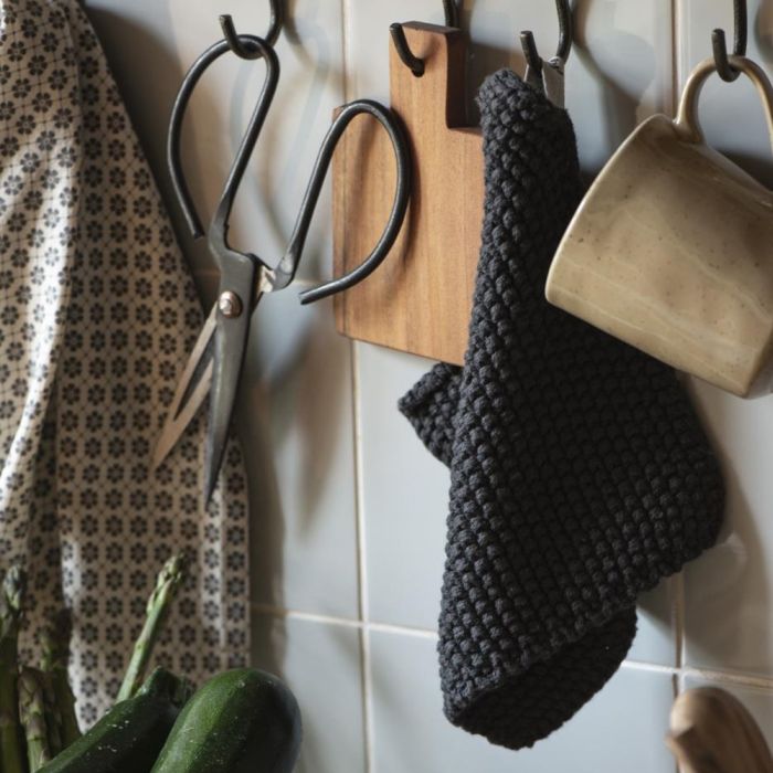 Ib Laursen Mynte grydelap mørkegrå hængende på krog med saks og krus