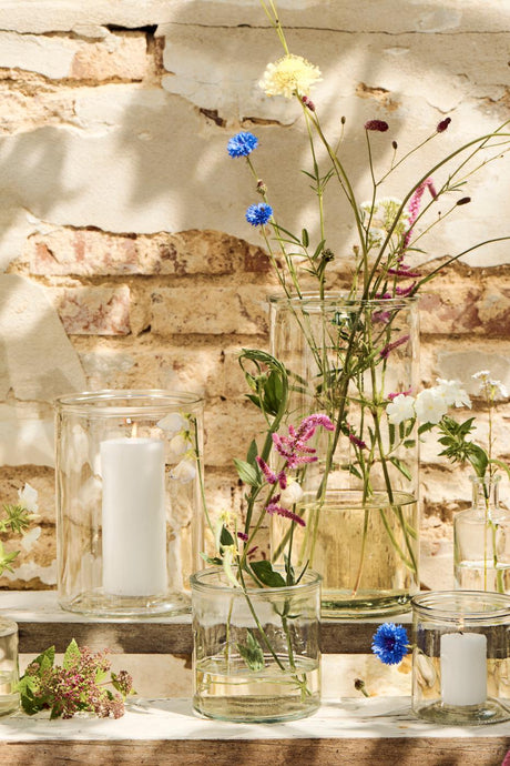 Cylinderglas fra Ib Laursen med blomster og bloklys i