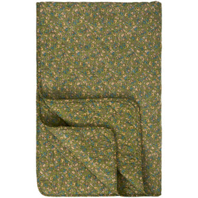 Blomstret quilt fra Ib Laursen med grågrøn bund og små blomster i rosa, blå og grønne nuancer