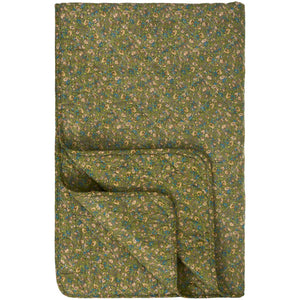 Blomstret quilt fra Ib Laursen med grågrøn bund og små blomster i rosa, blå og grønne nuancer