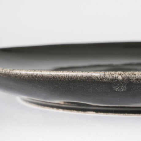 Nærbillede af kanten af Tabo stentøj middagstallerken sort