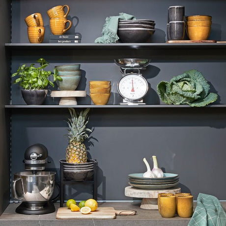 Tabo stentøj på en hylde i køkken med andre produkter