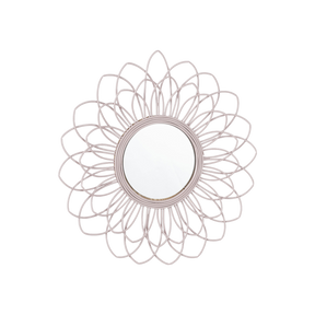 Spejl med rosa dekoration formet som blomsterblade