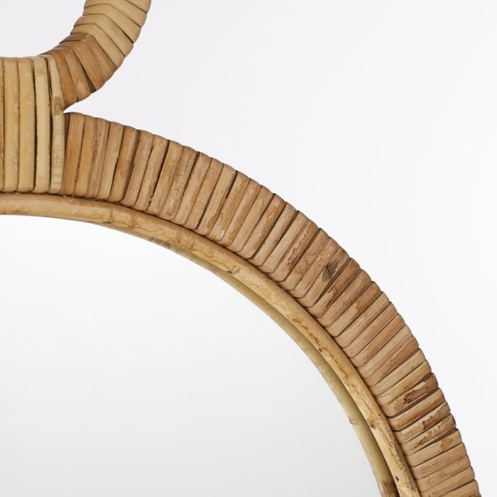 Nærbillede af rammen på Rundt Kaj spejl med ratan ramme