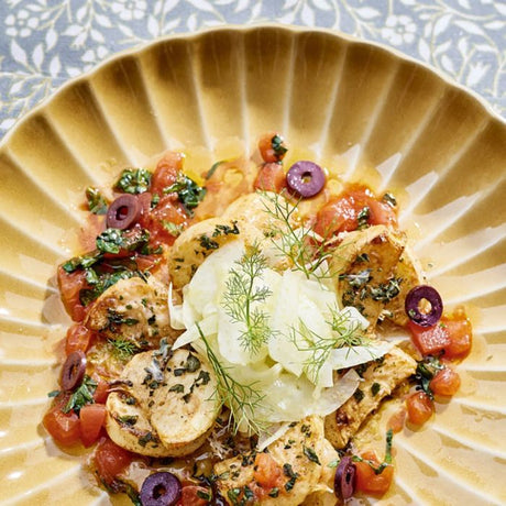 Pesca middagstallerken i okkerfarvet keramik med tomatsalat