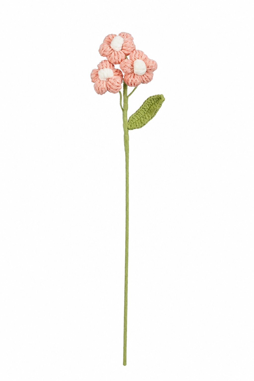 Lyserød hæklet blomst med små runde kronblade og gul midte til sommerbuketter