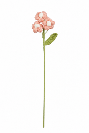 Lyserød hæklet blomst med små runde kronblade og gul midte til sommerbuketter