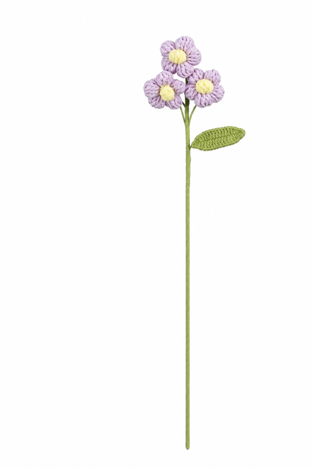 Lilla hæklet blomsterstilk med gule blomstermidter og grønt blad