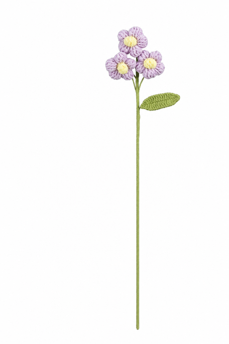Lilla hæklet blomsterstilk med gule blomstermidter og grønt blad