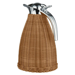 Termokande fra Ib Laursen med håndflettet mørkebrun polyrattan, blankt metallåg og hank, kapacitet 1,5 liter.