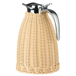 Termokande fra Ib Laursen med håndflettet naturfarvet polyrattan, blankt metallåg og hank, kapacitet 1,5 liter.