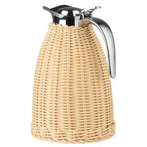 Termokande fra Ib Laursen med håndflettet naturfarvet polyrattan, blankt metallåg og hank, kapacitet 1,5 liter.