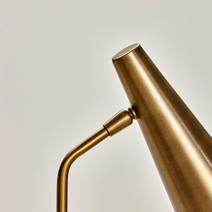 Nærbillede af Precise bordlampe fra House Doctor i messing