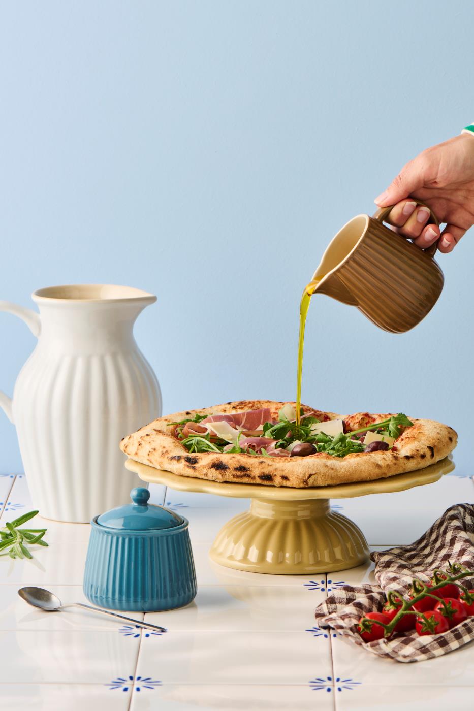 Hvid Mynte stentøjskande fra Ib Laursen på sommerdækket bord med tærte, blomster og farverigt service.