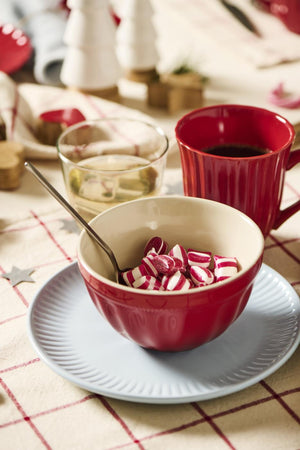 Strawberry rødt Mynte krus på hyggeligt julebord med skål, slik og levende lys