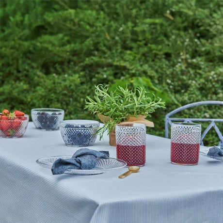 Blå og hvid stribet dug fra Speedtsberg på et fint dækket havebord