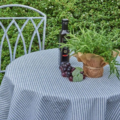 Rund dug med mørkeblå striber fra Speedtsberg på bord med balsamico