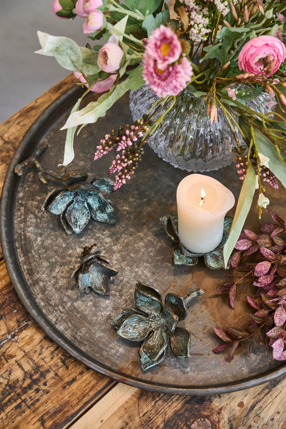 Bakke med blomster i metal fra Speedtsberg