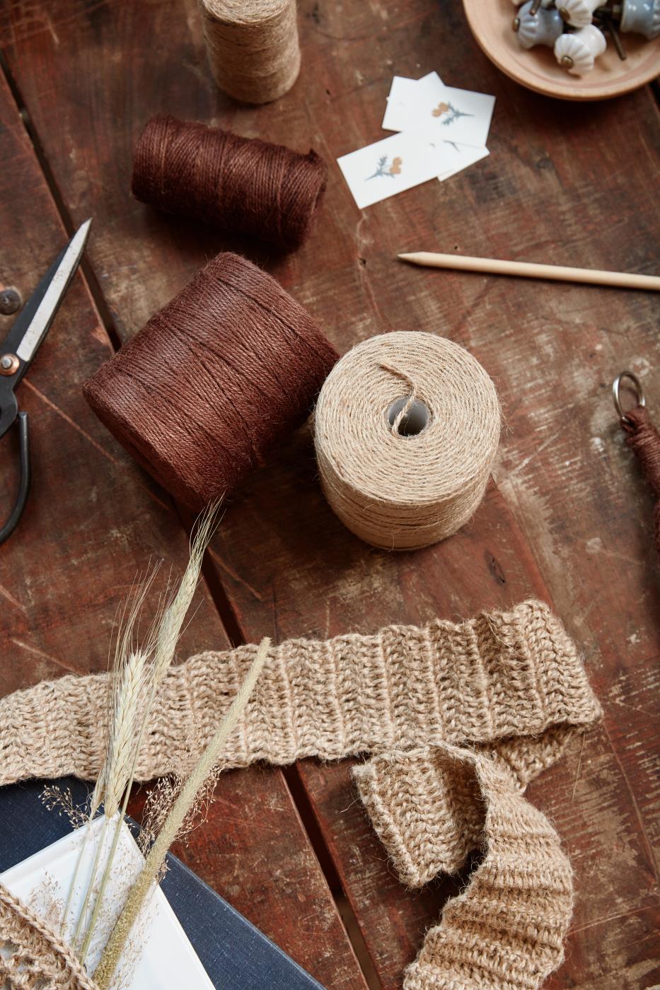 Ruller med jutegarn fra Ib Laursen i jordnære farver