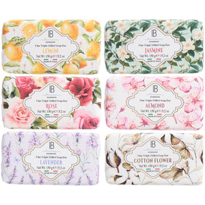 Seks velduftende sæber fra Ib Laursen med dekorativ indpakning i citron, jasmin, rose, mandel, lavendel og bomuldsblomst.