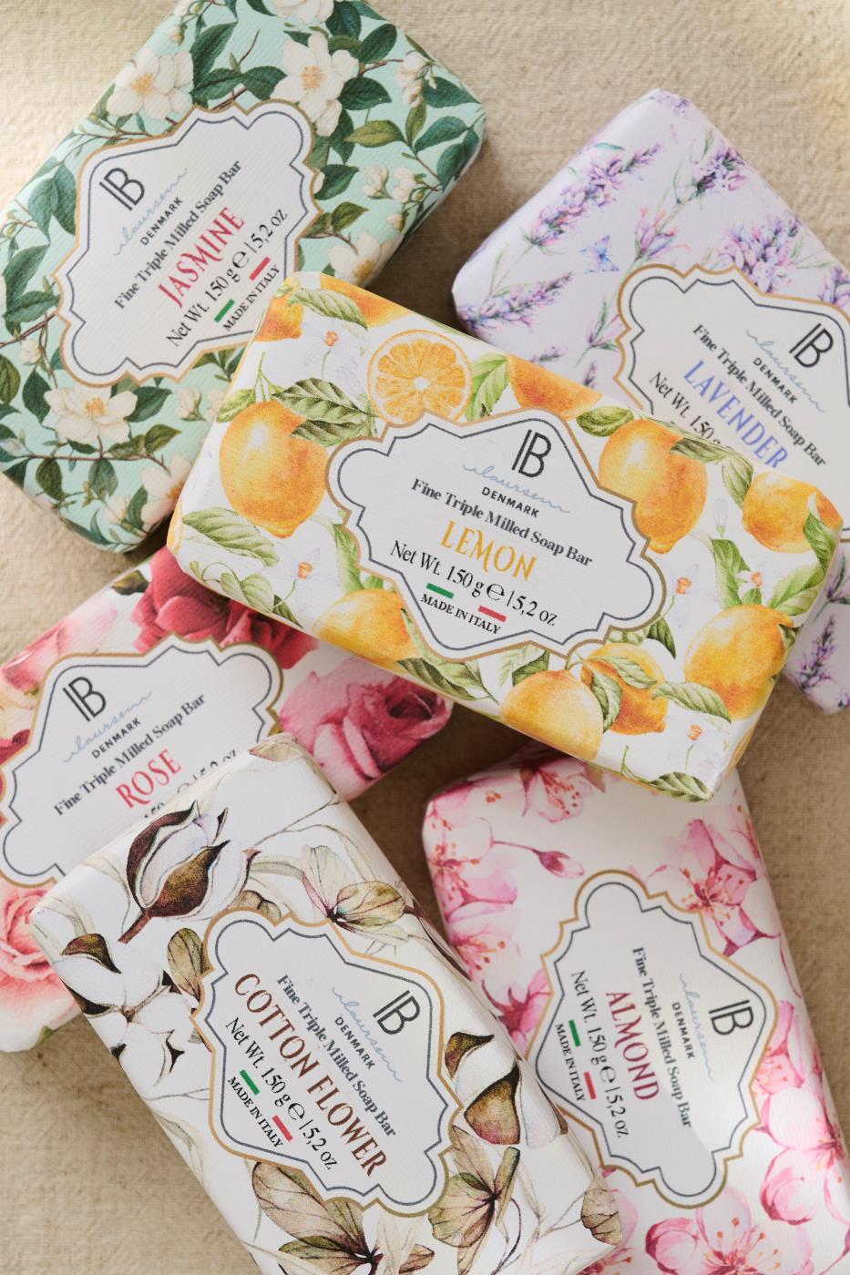 Farverige duftsæber fra Ib Laursen med smukke blomster- og frugtmotiver på indpakningen.