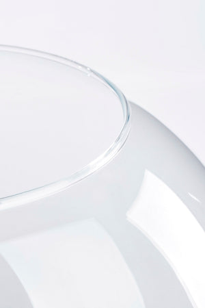Detaljebillede af glasbowlens åbne kant og klare glas med afrundet form