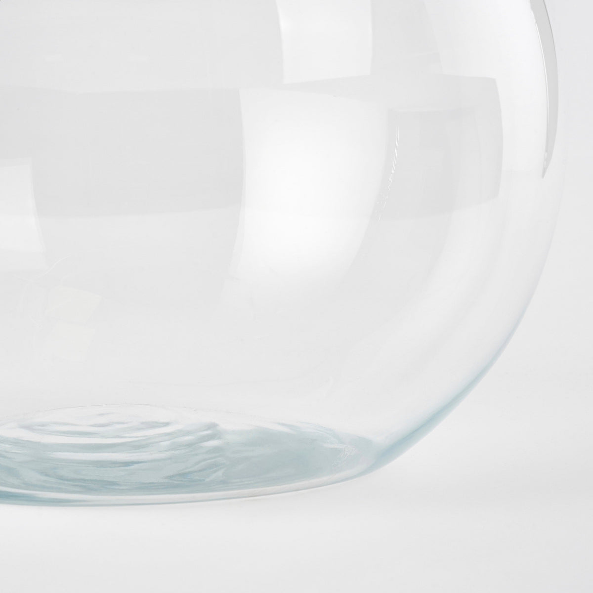 Nærbillede af den runde glasbowles bund og transparente glasoverflade