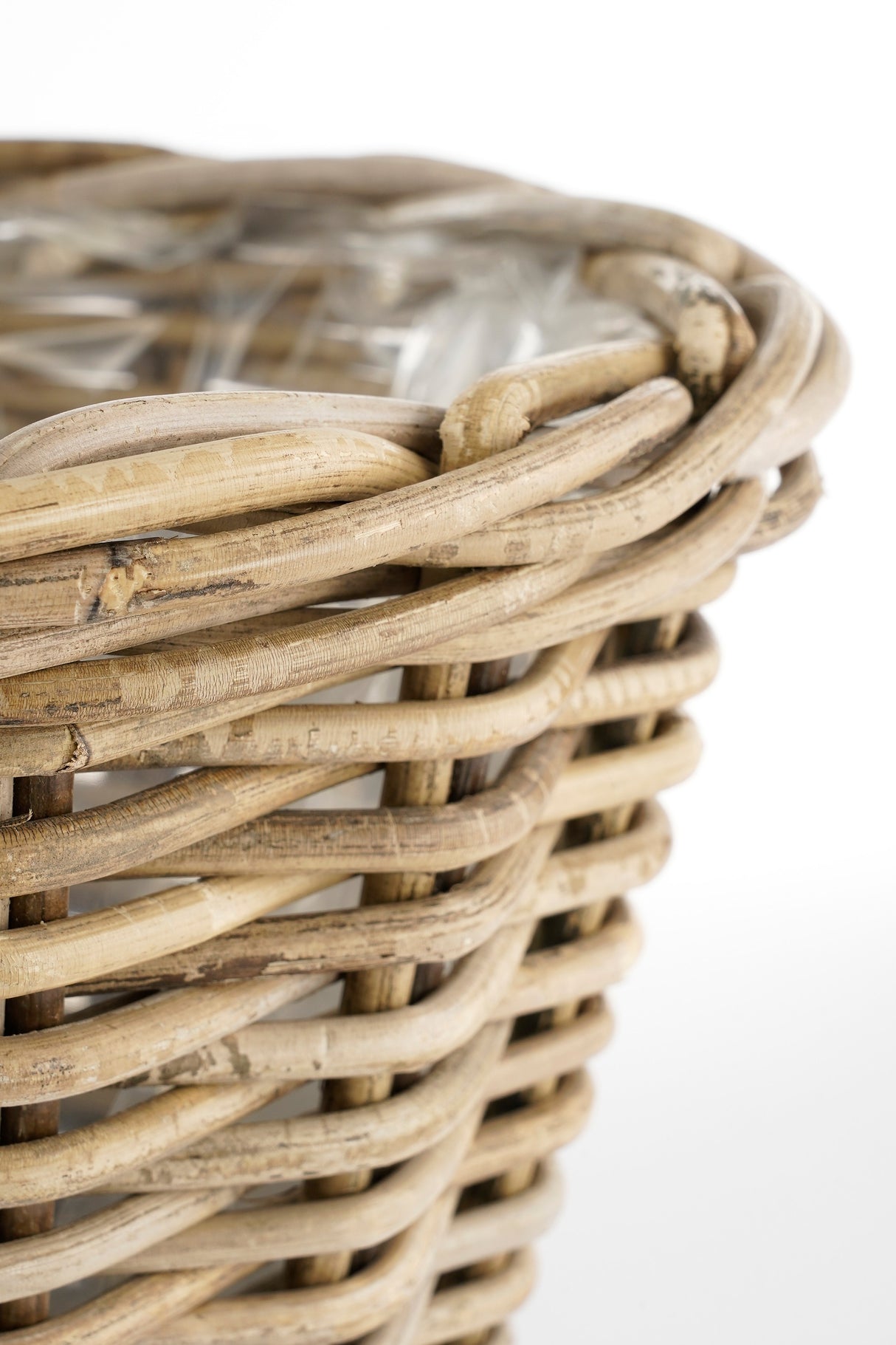 Toppen af Marcia rund kurv i grå rattan med plastinderside set tæt på