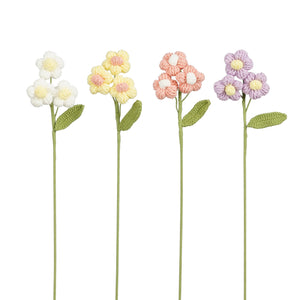 Hæklede blomster med runde kronblade og gul midte i fire farver, hvid, gul, lyserød og lilla
