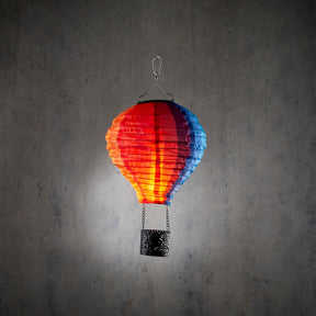 Hængende solcelle luftballon i rød, orange og blå nylon med LED flammeeffekt og lille sort kurv til haven
