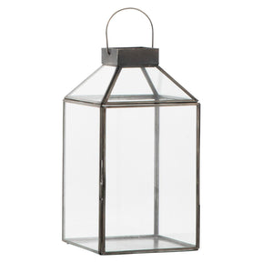 Stor Norr lanterne fra Ib Laursen i mørkegråt metal med klare glassider, skrå glastop og hank