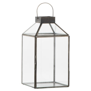 Stor Norr lanterne fra Ib Laursen i mørkegråt metal med klare glassider, skrå glastop og hank