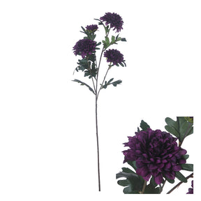 Kunstig mørklilla krysantemum på lang stilk med flere fyldige blomsterhoveder, knopper og grønne blade