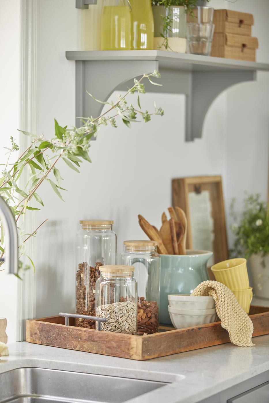Opbevaringsglas på bakke med morgenmadsprodukter i