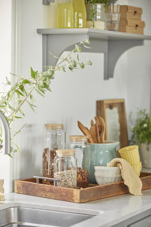 Opbevaringsglas på bakke med morgenmadsprodukter i