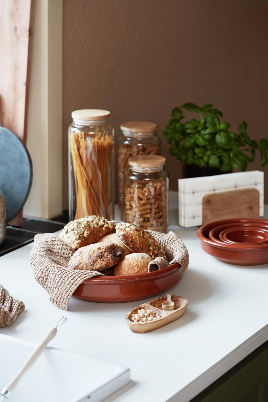 3 opbevaringsglas på køkkenbord med tørvarer i