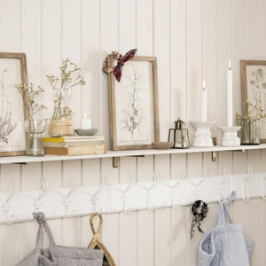 Ib Laursen guldfarvet mini lanterne 12 cm med blomstermønster på hylde med lys og forskellige billeder