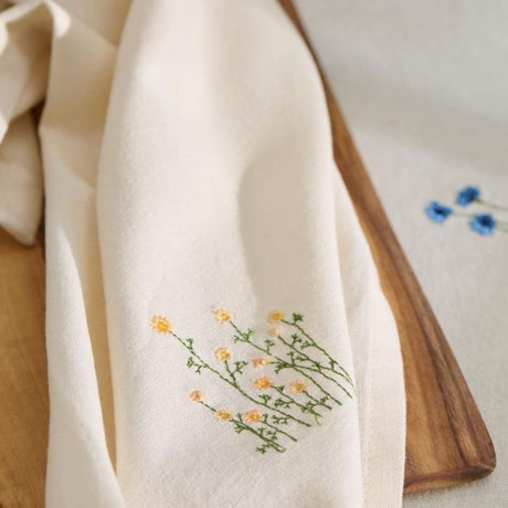 Nærbillede af Ib Laursen Flora viskestykke med gule smørblomster