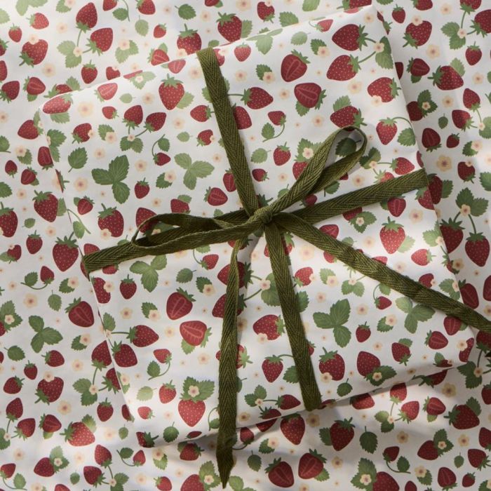 Gave pakket ind i Ib Laursen gavepapir med jordbær og grønt bånd