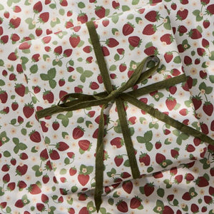 Gave pakket ind i Ib Laursen gavepapir med jordbær og grønt bånd