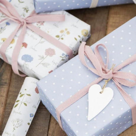 Ib Laursen gavepapir med små margueritter med lyserødt bånd og hjerteformet til/fra kort